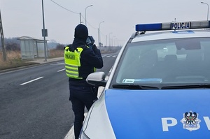 Na zdjęciu policjant podczas ręcznego pomiaru prędkości.