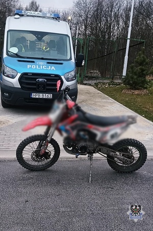 Na zdjęciu policyjny radiowóz oraz motocykl.