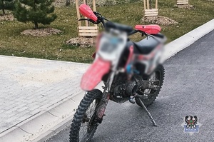 Na zdjęciu policyjny radiowóz oraz motocykl.