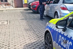 Na zdjęciu radiowóz oraz kontrolowany samochód.