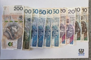 Na zdjęciu odzyskane pieniądze.