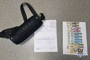 Na zdjęciu odzyskany głośnik oraz pieniądze.