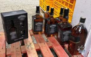 Na zdjęciu przykładowe butelki z alkoholem.