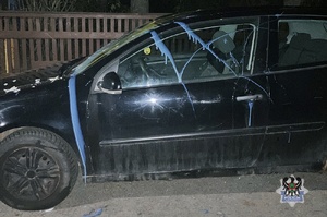 Na zdjęciu uszkodzony w wyniku dewastacji samochód.