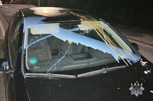 Na zdjęciu uszkodzony w wyniku dewastacji samochód.