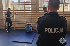 Na zdjęciu uczniowie podczas testu sprawności fizycznej prowadzonego przez policjantów.