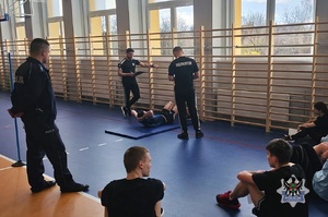 Na zdjęciu uczniowie podczas testu sprawności fizycznej prowadzonego przez policjantów.
