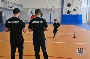 Na zdjęciu uczniowie podczas testu sprawności fizycznej prowadzonego przez policjantów.