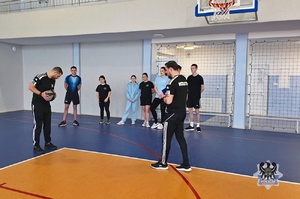 Na zdjęciu uczniowie podczas testu sprawności fizycznej prowadzonego przez policjantów.