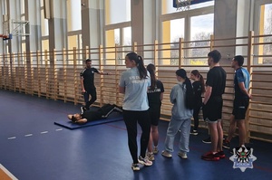 Na zdjęciu uczniowie podczas testu sprawności fizycznej prowadzonego przez policjantów.