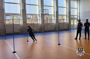 Na zdjęciu uczniowie podczas testu sprawności fizycznej prowadzonego przez policjantów.