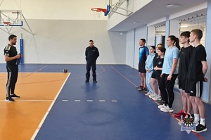 Na zdjęciu uczniowie podczas testu sprawności fizycznej prowadzonego przez policjantów.