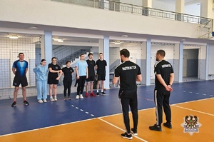 Na zdjęciu uczniowie podczas testu sprawności fizycznej prowadzonego przez policjantów.