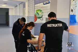 Na zdjęciu uczniowie podczas testu sprawności fizycznej prowadzonego przez policjantów.