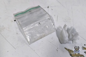 Wczoraj po południu dwie osoby zostały zatrzymane z narkotykami. Jedna z nich była poszukiwana