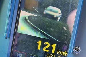 Screen z zarejestrowaną prędkością 121 km/h