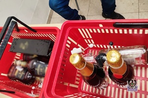 Na zdjęciu koszyki z odzyskanym skradzionym alkoholem.