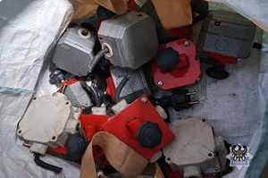 Dwóch sprawców włamania zatrzymanych. Jeden z nich był poszukiwany i dodatkowo usłyszał zarzuty kradzieży sklepowych