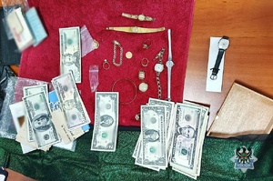 Policjanci kryminalni wałbrzyskiej komendy odzyskali gotówkę i biżuterię o łącznej wartości blisko 70 tysięcy złotych oraz zatrzymali sprawcę oszustwa