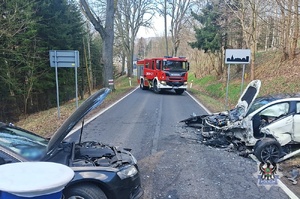 Na zdjęciu uszkodzone w wyniku kolizji drogowej samochody osobowe.
