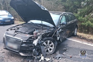 Na zdjęciu uszkodzone w wyniku kolizji drogowej samochody osobowe.