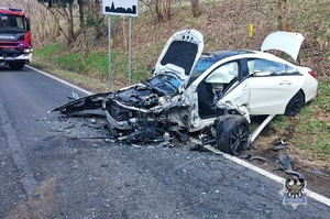 Na zdjęciu uszkodzone w wyniku kolizji drogowej samochody osobowe.