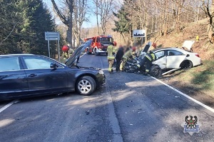 Na zdjęciu uszkodzone w wyniku kolizji drogowej samochody osobowe.