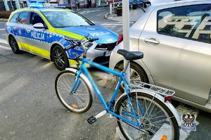 Na zdjęciu radiowóz oraz rower.