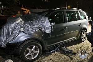 Na zdjęciu uszkodzony samochód osobowy.