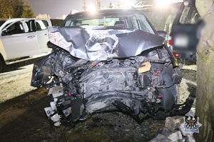 Na zdjęciu uszkodzony samochód osobowy.