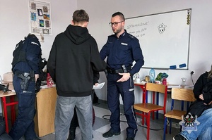 Na zdjęciu policjanci oraz uczestnicy dni otwartych w IV Liceum Ogólnokształcącym.