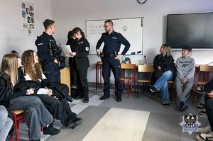 Na zdjęciu policjanci oraz uczestnicy dni otwartych w IV Liceum Ogólnokształcącym.
