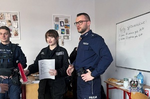 Na zdjęciu policjanci oraz uczestnicy dni otwartych w IV Liceum Ogólnokształcącym.