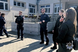 Na zdjęciu policjanci oraz uczestnicy dni otwartych w IV Liceum Ogólnokształcącym.