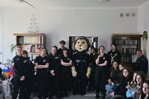 Na zdjęciu policjanci oraz uczestnicy dni otwartych w IV Liceum Ogólnokształcącym.