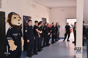 Na zdjęciu policjanci oraz uczestnicy dni otwartych w IV Liceum Ogólnokształcącym.