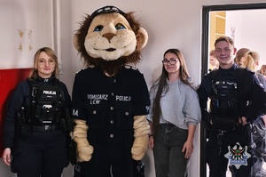 Na zdjęciu policjanci oraz uczestnicy dni otwartych w IV Liceum Ogólnokształcącym.