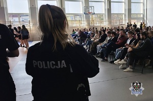 Na zdjęciu policjanci oraz uczestnicy dni otwartych w IV Liceum Ogólnokształcącym.