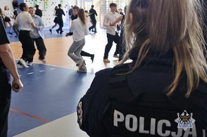 Na zdjęciu policjanci oraz uczestnicy dni otwartych w IV Liceum Ogólnokształcącym.
