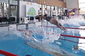 Na zdjęciu wałbrzyski policjant w trakcie zawodów pływackich.