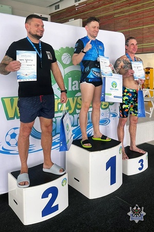 Na zdjęciu wałbrzyski policjant w trakcie zawodów pływackich.