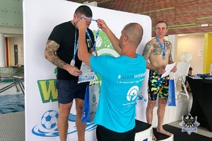 Na zdjęciu wałbrzyski policjant w trakcie zawodów pływackich.