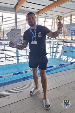 Na zdjęciu wałbrzyski policjant w trakcie zawodów pływackich.