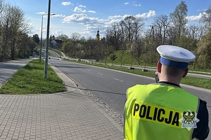 Na zdjęciu policjant w trakcie ręcznego pomiaru prędkości.