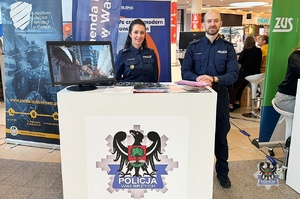 Na zdjęciu policjanci oraz uczestnicy targów pracy.