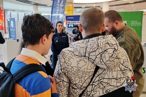 Na zdjęciu policjanci oraz uczestnicy targów pracy.