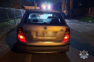 Policyjni wywiadowcy zatrzymali po pościgu nietrzeźwego kierującego, który dodatkowo nie posiadał uprawnień do prowadzenia pojazdów