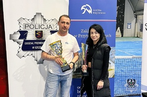 Wałbrzyski policjant przywozi łącznie trzy medale i wygrywa turniej tenisa ziemnego, który w miniony weekend odbył się w Grabowie koło Ostrołęki