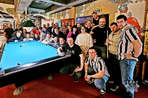 Na zdjęciu policjanci podczas turnieju bilardowego.