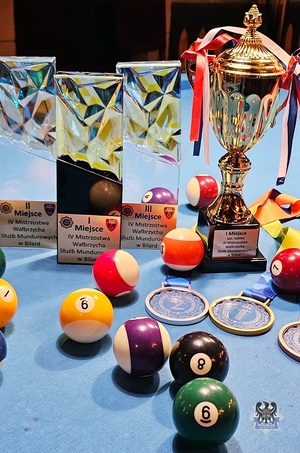 Na zdjęciu policjanci podczas turnieju bilardowego.